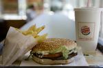 Fastfood. Der har tidligere været problemer med maden på Burger King, men bl.a. nogle nye ovne har bragt tingene i orden, vurderer Fødevarestyrelsen. 