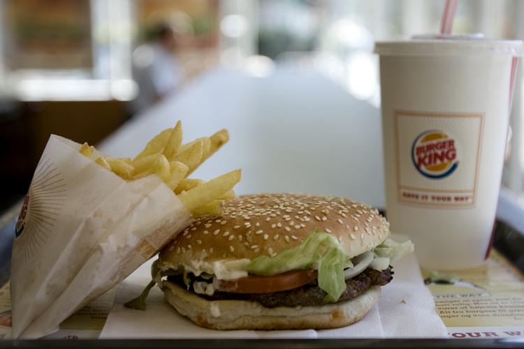 Fastfood. Der har tidligere været problemer med maden på Burger King, men bl.a. nogle nye ovne har bragt tingene i orden, vurderer Fødevarestyrelsen. 