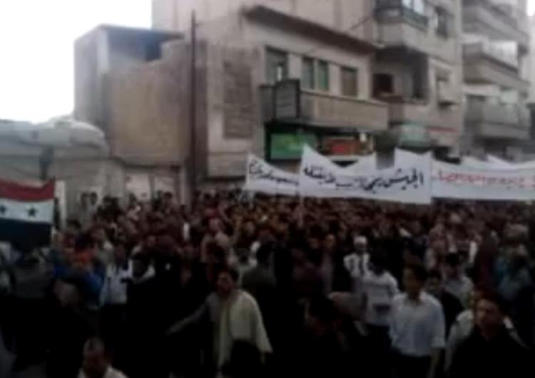 Foto. Der kommer stort set ikke billeder ud af Syrien i disse dage, hvorimod der hver dag uploades mange kornede videoer til Youtube. Her er det fra dagens demonstration i Damaskus. 