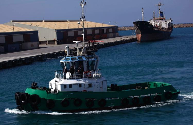 Gaddafis styrker har lagt søminer ude for havnen i Misrata. Her ses en båd på vej ind i havnen til den belejrede by. 