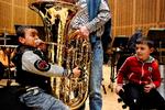 Musik. Berkai fra Rådmandsgade Skoles 1. klasse  venter på at få tubaen i hænderne efter sin klassekammerat Mohammed.  Foto: Finn Frandsen 