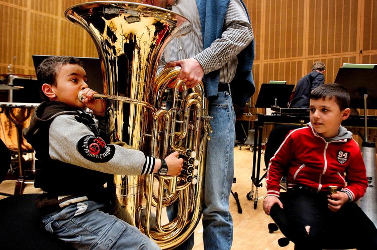 Musik. Berkai fra Rådmandsgade Skoles 1. klasse  venter på at få tubaen i hænderne efter sin klassekammerat Mohammed.  Foto: Finn Frandsen 