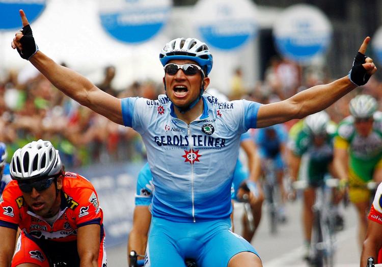 farceagtigt. Tyske Robert Förster blev efter en kaotisk slutning udråbt som vinder af 2. etape i Vuelta a Asturias, selv om han ikke var først over målstregen. 