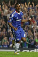 veteran-bold. Florent Malouda ønsker at vide, om Chelsea vil satse på, at han kan blive en ny Ryan Giggs. 