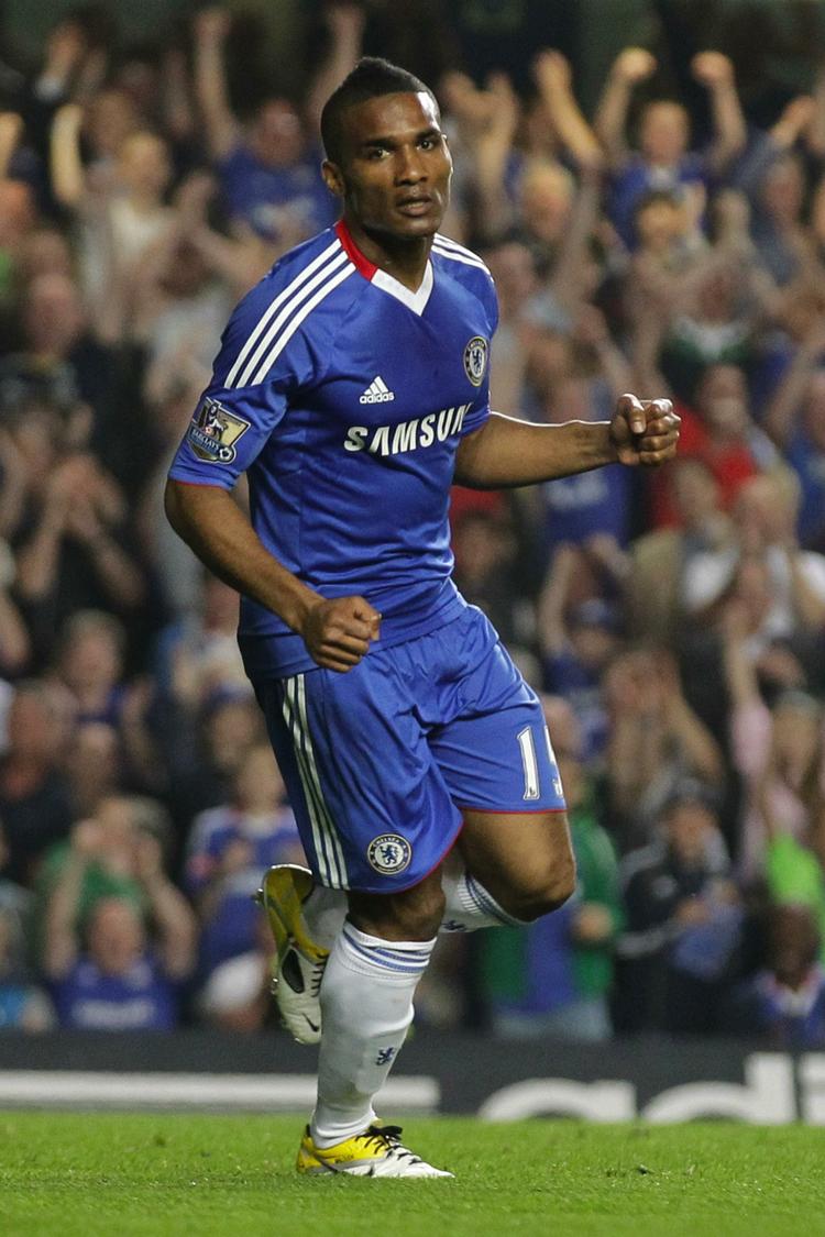 veteran-bold. Florent Malouda ønsker at vide, om Chelsea vil satse på, at han kan blive en ny Ryan Giggs. 