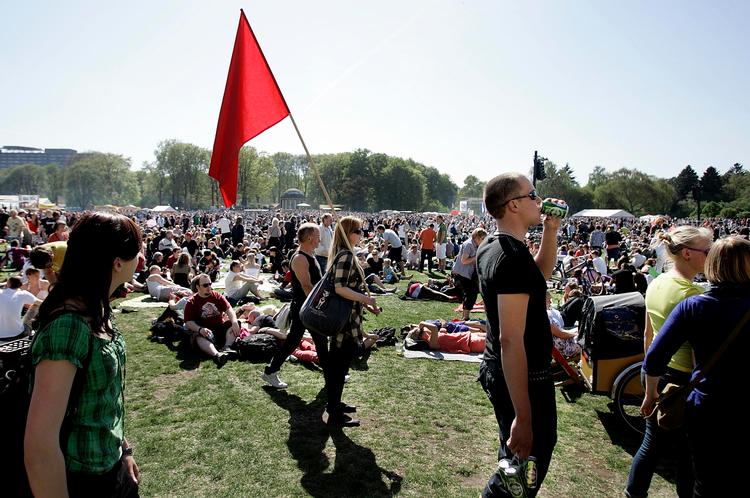 Faner. Og en sixpack - så er det igen 1. maj i Fælledparken. 