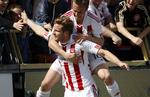 farlig. Lasse Nielsen bliver hyldet af Jeppe Curth og tilskuerne efter sin hovedstødsscoring. 