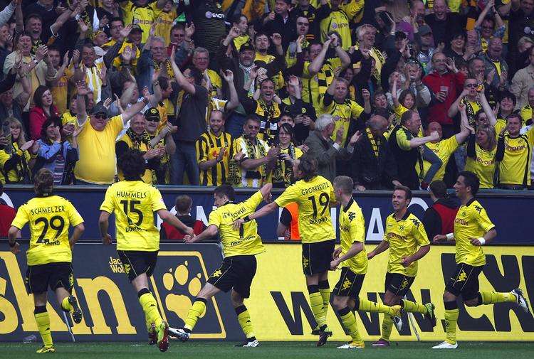 forløsning. Spillerne fra Dortmund deler glæden over det uventede tyske mesterskab med det trofaste publikum. 