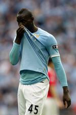 belastning. En ødelæggende indstilling på banen, flere gule kort, parkeringsbøder og slagsmål er ved at blive en belastning for Mario Balotellis ansættelsesforhold med Manchester City. 