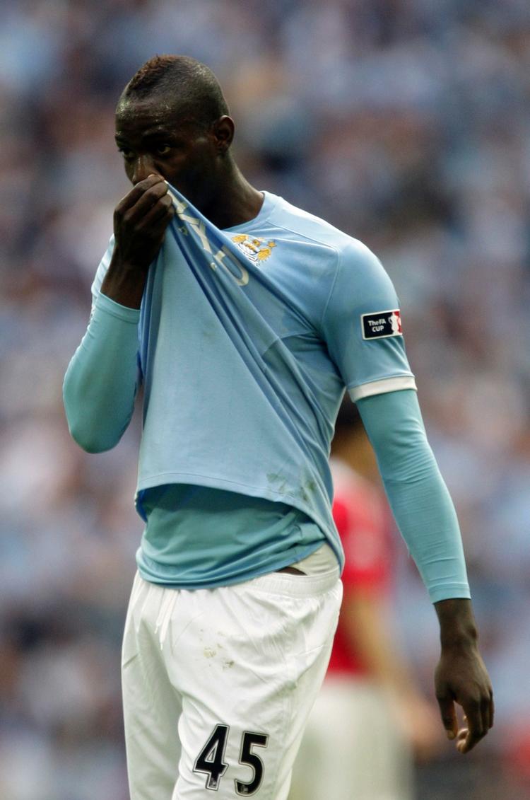belastning. En ødelæggende indstilling på banen, flere gule kort, parkeringsbøder og slagsmål er ved at blive en belastning for Mario Balotellis ansættelsesforhold med Manchester City. 
