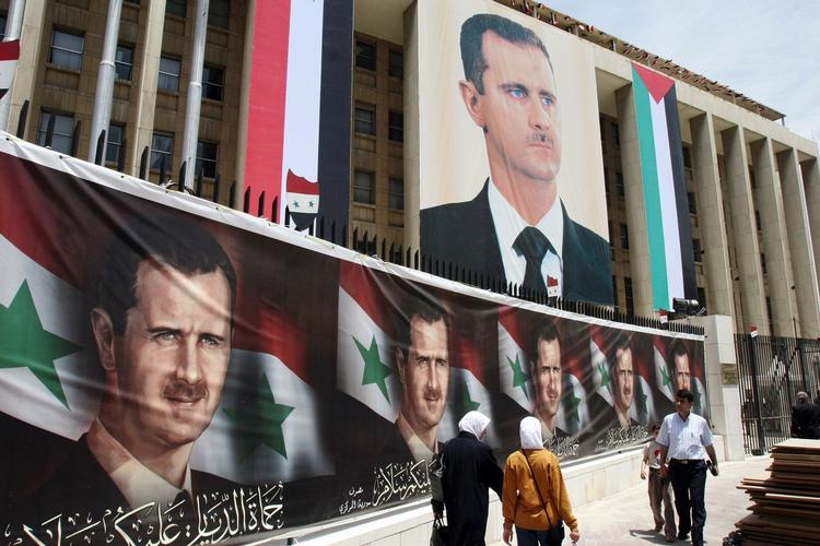 Kollaps. Assad, som nu kæmper for sit politiske liv, kunne for nogle få måneder siden have vundet frie valg til præsidentposten, hvis han havde haft mod til at vriste sig løs af de interessegrupper, der frarådede ham reformer. 