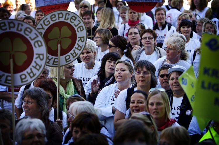 kønskrav. Når fagbevægelsens bosser i dag holder 1. maj-taler, vil der ikke være mange, der taler ligelønnens sag. Store dele af den etablerede fagbevægelse ønsker nemlig, ifølge dagens skribenter, 'ligelønskrav hen, hvor peberet gror'. 