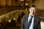 Karriereplanlægning. »Hun (Pia Kjærsgaard, red.) ville meget nødigt have, at jeg trak mig tilbage fra parlamentet før valgperiodens udløb«, skriver Mogens Camre i sine erindringer. 