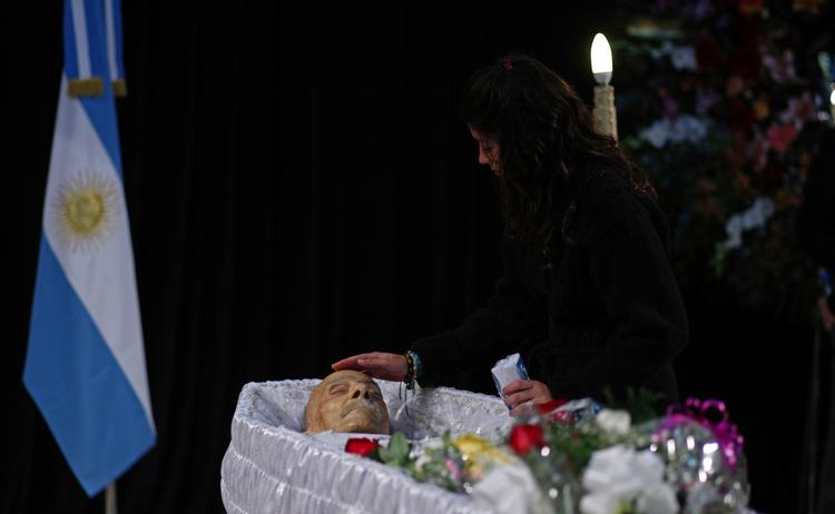 En kvinde ved Ernesto Sabatos kiste. Den berømte forfatter døde i en alder af 99 år. 