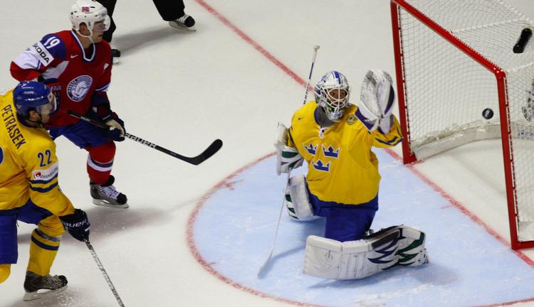 UPS. Fem norske scoringer har bragt skam over de svenske ishockey-stjerner. 
