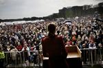 Taler. Det er ikke kun i landets parker, at der i dag bliver holdt brandtaler. På politiken.dk har læserne indsendt deres egne 1. maj-taler - og nu skal vi have kåret den bedste. 