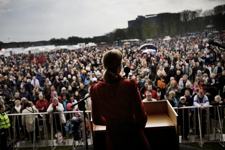 Taler. Det er ikke kun i landets parker, at der i dag bliver holdt brandtaler. På politiken.dk har læserne indsendt deres egne 1. maj-taler - og nu skal vi have kåret den bedste. 