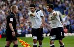 Utilfredse. Tottenhams Vedran Corluka og Gareth Bale forsøger at overbevise linjedommeren efter Lampards scoring. 