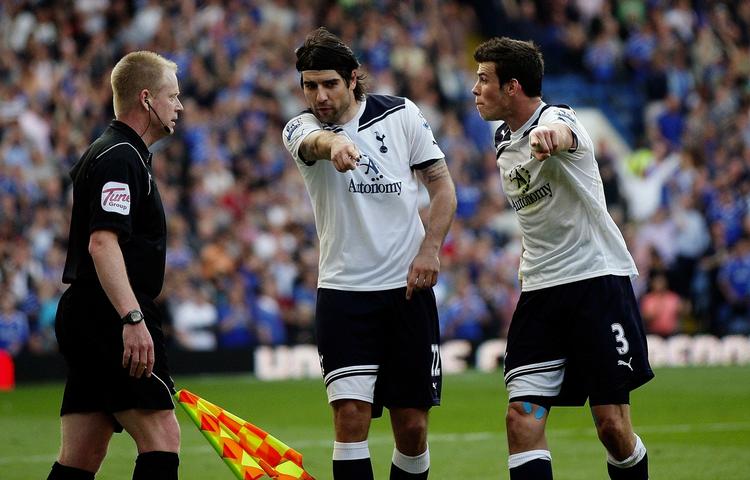 Utilfredse. Tottenhams Vedran Corluka og Gareth Bale forsøger at overbevise linjedommeren efter Lampards scoring. 
