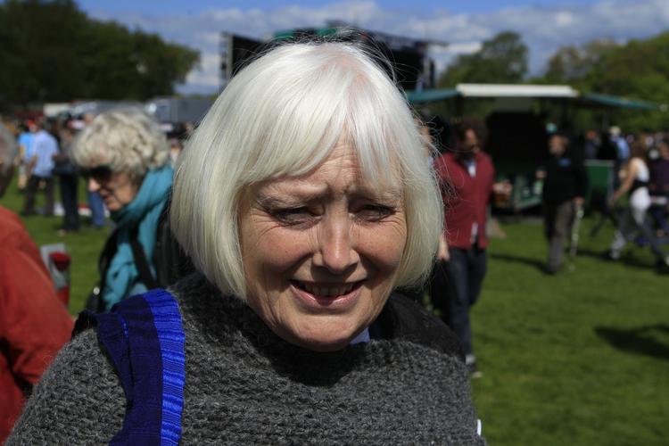 Karin Hartkopp er i Fælledparken og høre taler. Hun synes, at Villy Søvndals tale var god. 