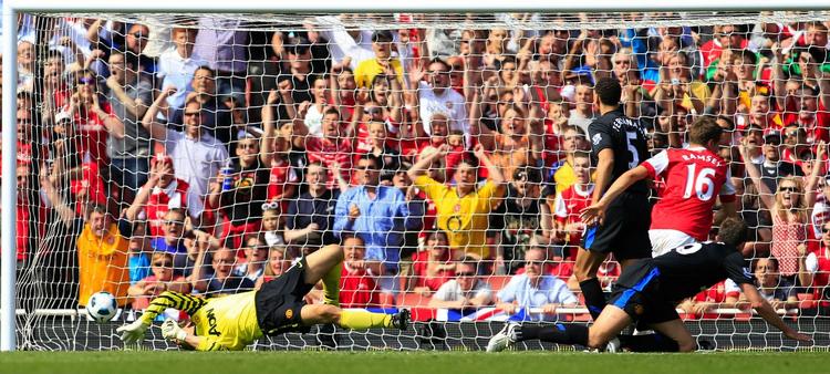 sejrsmålet. På et oplæg fra Robbie van Persie scoree Aaron Ramsey kampens eneste mål mod Manchester United. 