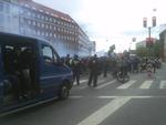 KAMPDAG. Politiet var mødt talstærkt op ved en demonstration fra Kongens Nytorv mod Folkets Park. 