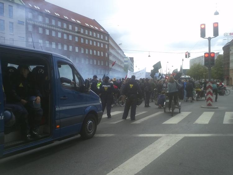 KAMPDAG. Politiet var mødt talstærkt op ved en demonstration fra Kongens Nytorv mod Folkets Park. 