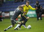 stop. En tidligere Brøndbyspiller stopper en snart tidligere, da Morten Rasmussen duellerer med Daniel Wass. 
