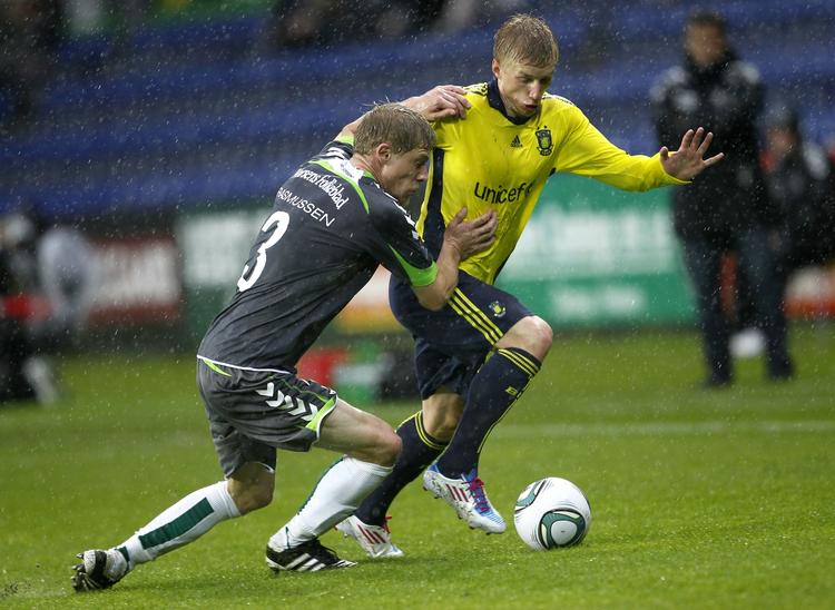 stop. En tidligere Brøndbyspiller stopper en snart tidligere, da Morten Rasmussen duellerer med Daniel Wass. 