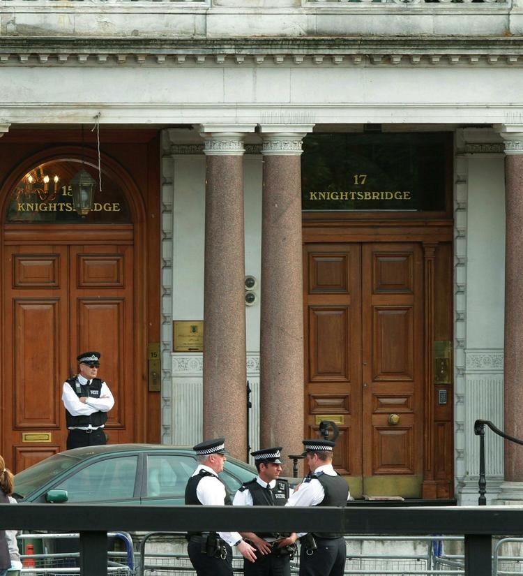 Farvel. Britisk politi foran Libyens ambassade i London. Ambassadøren har fåët 24 timer til at rømme landet. 