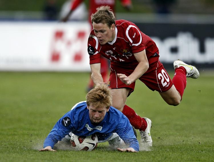 svup. Det endte i vådt smat, da Anders Christiansen og Matti Lund Nielsen væltede omkuld på Lyngby Stadion. 