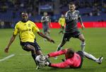 Nærkamp. Horsens` målmand Søren Jochumsen redder for næsen af Brøndbys Ousman Jallow. 