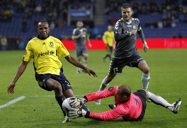Nærkamp. Horsens` målmand Søren Jochumsen redder for næsen af Brøndbys Ousman Jallow. 