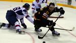 Overraskelse. De sortklædte tyskere fortsætter med at imponere ved VM i ishockey. Denne gang var det de slovakiske værterne, der fik stryg på isen. 