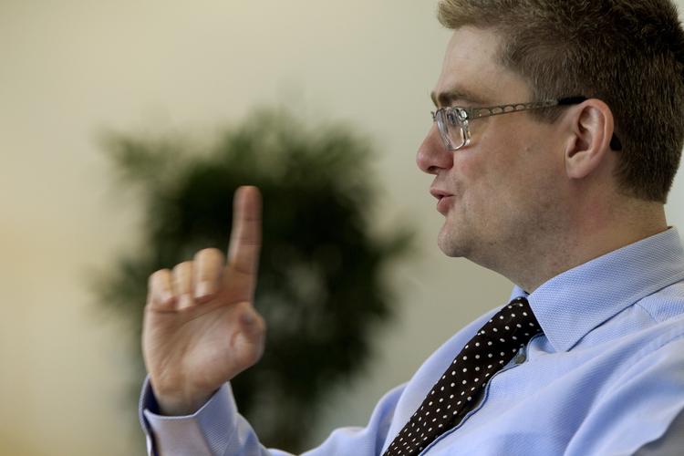 PIRATINDSATS. Udviklingsminister Søren Pind lover flere penge til at bygge fængsler og etablere et retsvæsen i Somalia for at dæmme op for piratangreb. 