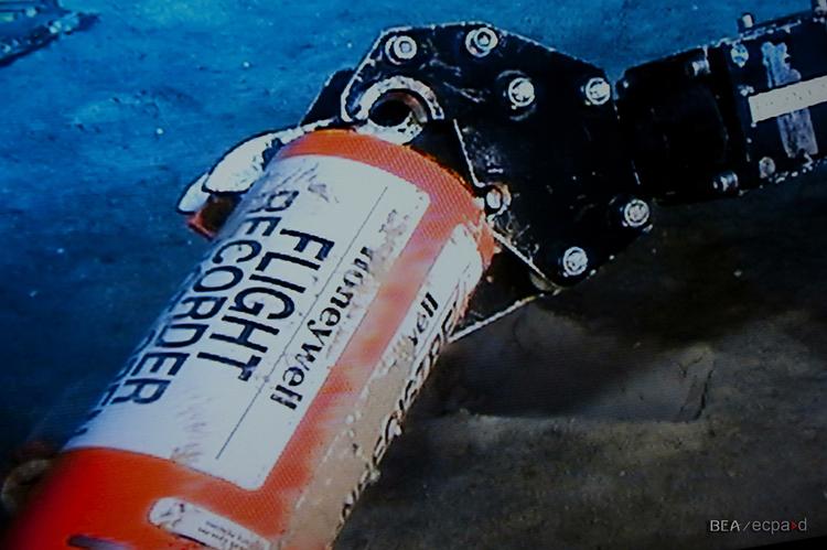 Hukommelse. Den sorte boks, som en undervandsrobot her har fat i, er i virkeligheden orange. 