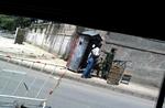 Ikke mange fotografier slipper ud af Syrien, men nyhedsbureauet AP har fået fat i dette billede, der er taget med en mobiltelefon ud af et bilvindue og viser et checkpoint i Damaskus. 
