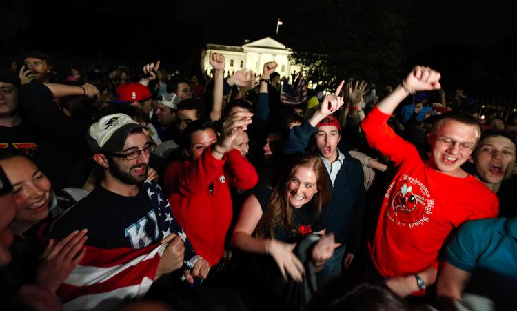 Jubel. En stor menneskemængde foran Det Hvide Hus modtog meddelelsen om Osama bin Ladens død med jubel. 