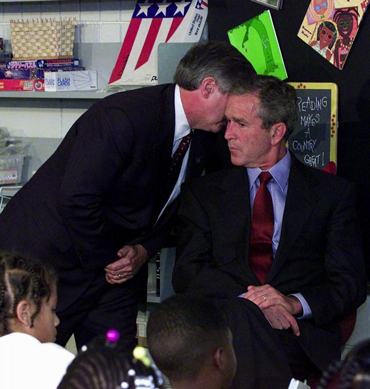 11. september 2001. George W. Bushs stabschef, Andy Card, hvisker nyheden om angrebene på World Trade Center og Pentagon i ørene på en chokeret præsident. 