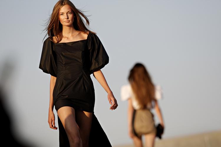 Skønhed. For kvinder kan et kønt ansigt ikke alene føre til en karriere på catwalk'en - det kan også give mere i løn. 