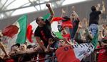 jubel. AC Milans tilhængere fejrer sejren mod Bologna - og et næsten sikkert mesterskab. 