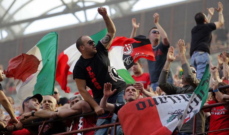 jubel. AC Milans tilhængere fejrer sejren mod Bologna - og et næsten sikkert mesterskab. 