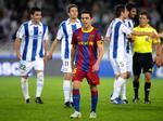 slapt. En skuffet Xavi fra Barcelona går fra banen, mens jublende Real Sociedad-spillere nyder sejren over mesterholdet. 