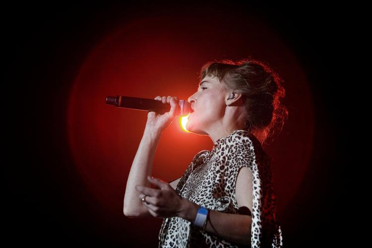 Melankoli. Uden at forlade sit selvvalgte mørke træder  Marie Fisker  helt frem i lyset på 'So, Hoes &amp; Heroes'. 