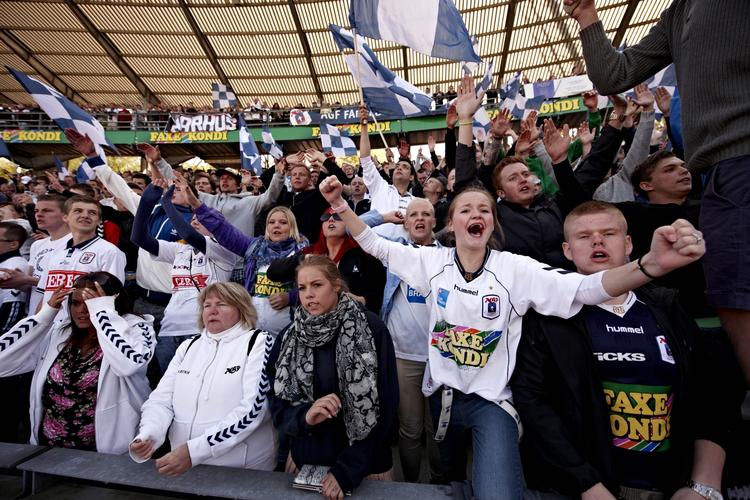 oprykning. De århusianske fans skal regne med en overlevelseskamp i Superligaen - og ikke de medaljer, de i går blev stillet i udsigt. 
