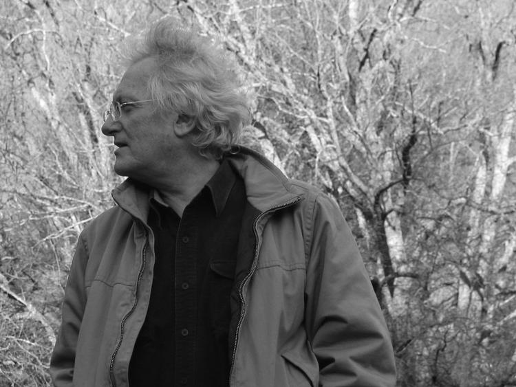 Maskukrimi. Ligesom der findes en femikrimi, således findes der nu også en maskukrimi. Peter Temples nye krimi rummer alt, hvad en sådan genre skal indeholde. 