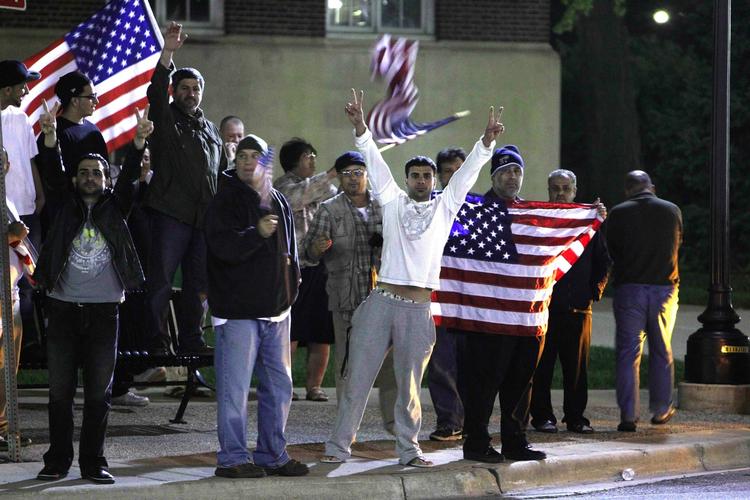 GLÆDESSCENER. Arabiske amerikanere i den muslimskdominerede by Dearborn ved Detroit jubler over bin Ladens død. 