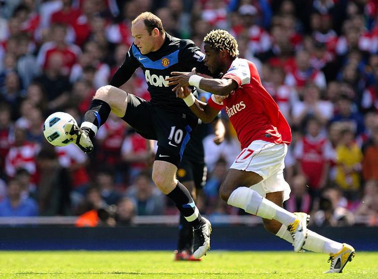 gummiben. Manchester United lukkede Chelsea ind i titelkampen med nederlaget til Arsenal. 