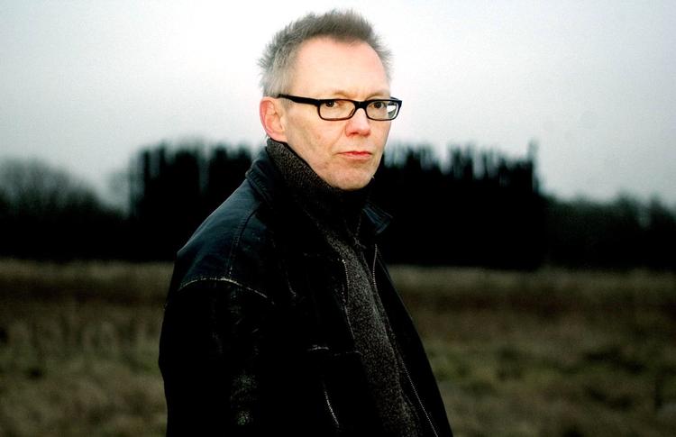 Erling Jepsen. Børnene Emilie  og Jacob går i 'Hovedløs sommer' i gang med at opdrage deres forældre. Den slags skal man være forsigtig med. 