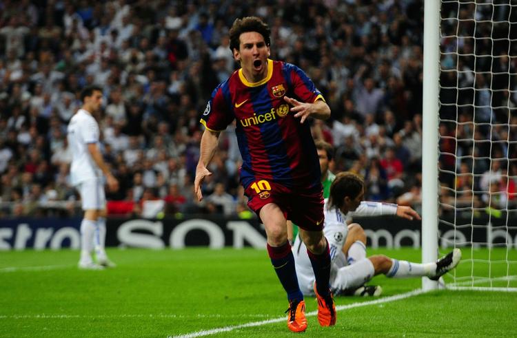 grimt. Et par genistreger af Lionel Messi blev afgørende i den ujævne og hadske kamp mellem Real Madrid og FC Barcelona på Bernabeu. 